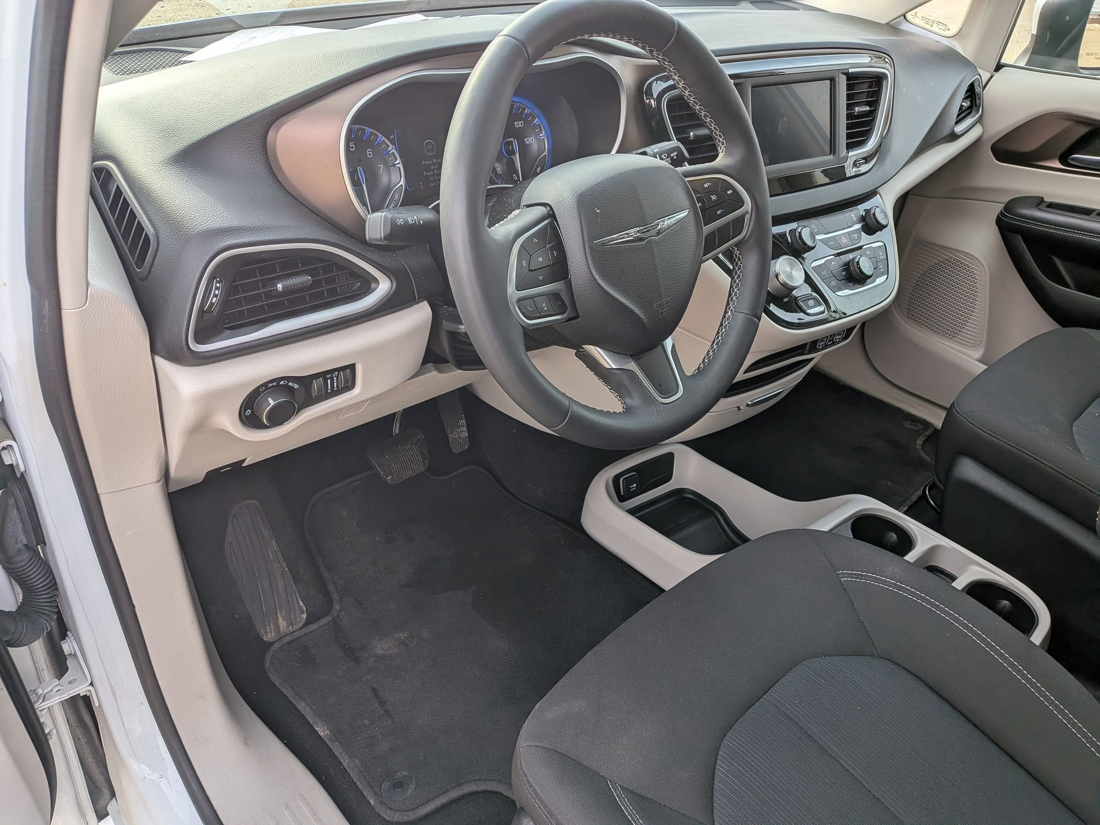 2022 Chrysler Voyager LX